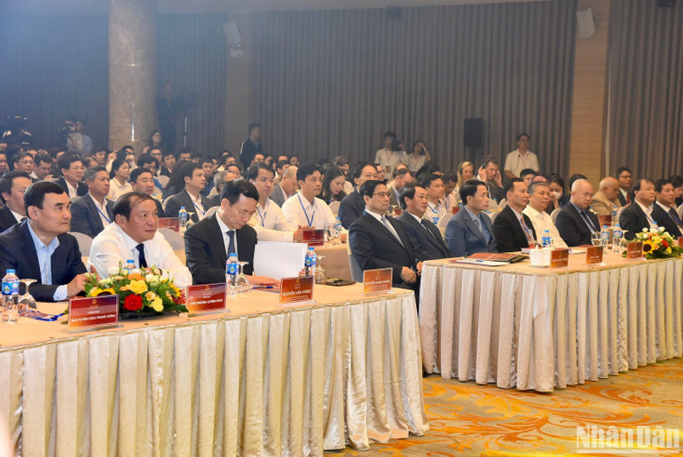 Thủ tướng và các đại biểu tham dự chương trình.