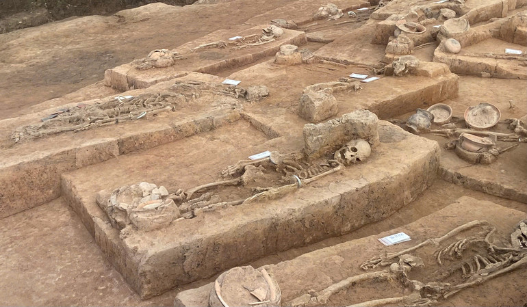 Dấu tích cho thấy, từng có giai đoạn người Việt cổ đeo vòng kim loại ở khuỷu tay, phía dưới là các vật dụng mai táng cùng thi hài. (Ảnh: NGỌC KHÁNH)