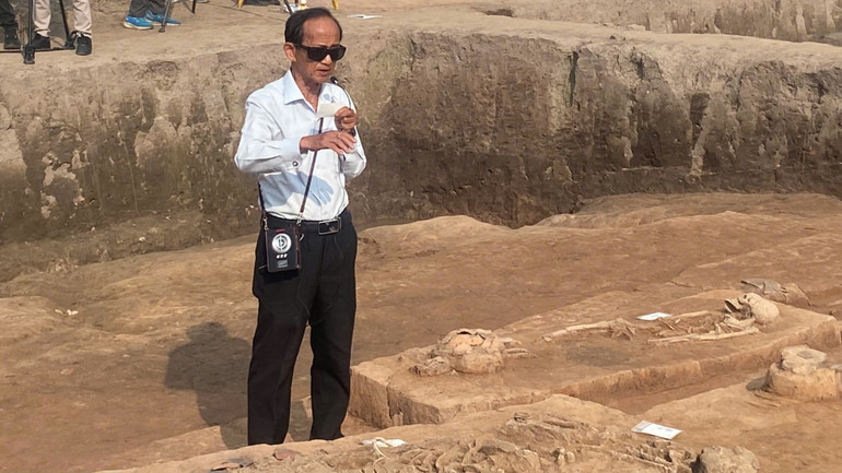 Phó Giáo sư, Tiến sĩ Nguyễn Lân Cường phân tích các điểm đặc biệt trên bộ xương người Việt cổ. (Ảnh: NGỌC KHÁNH)