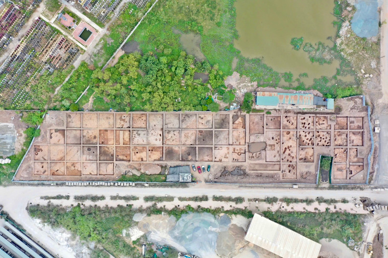 Di tích mặt bằng cư trú giai đoạn sớm và đường hào nước bên ngoài khu cư trú. (Ảnh: Viện Khảo cổ học)