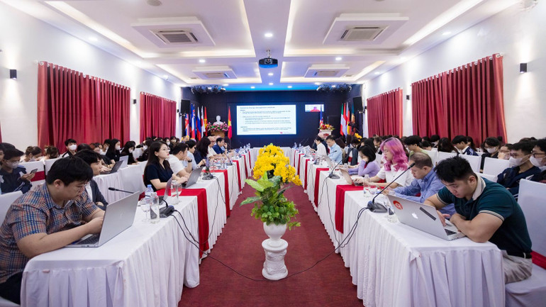 Tọa đàm có sự tham dự của nhiều chuyên gia, học giả và nhà hoạch định chính sách.