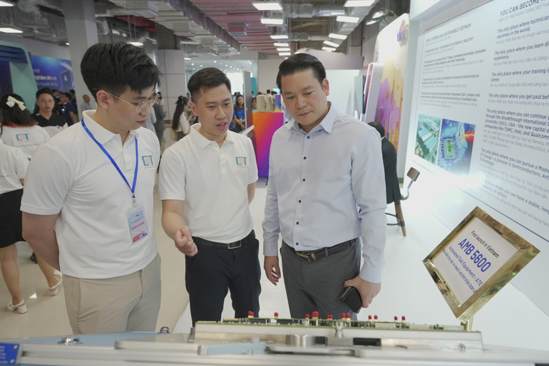 Nhiều máy móc hiện đại của CT Semiconductor được giới thiệu trong Ngày hội Đổi mới sáng tạo Việt Nam 2024.