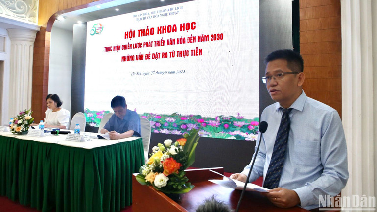 Ông Hoàng Hà, Quyền Tổng Biên tập Tạp chí Văn hóa Nghệ thuật phát biểu tại hội thảo.