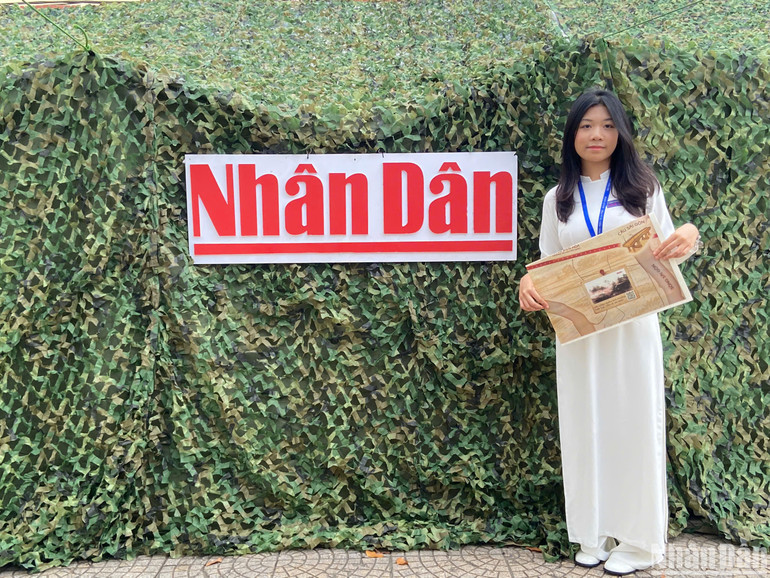Diệu Linh check-in sau khi tham quan không gian hoạt cảnh về Chiến dịch Hồ Chí Minh. Diệu Linh check-in sau khi tham quan không gian hoạt cảnh về Chiến dịch Hồ Chí Minh.