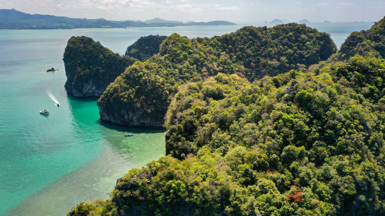 Vẻ đẹp của Cát Bà nhìn từ cabin của tuyến cáp treo.