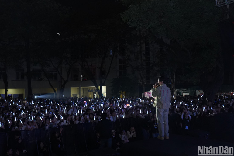 Đêm nhạc thu hút đông đảo học sinh trên địa bàn thành phố Hà Nội tham dự.
