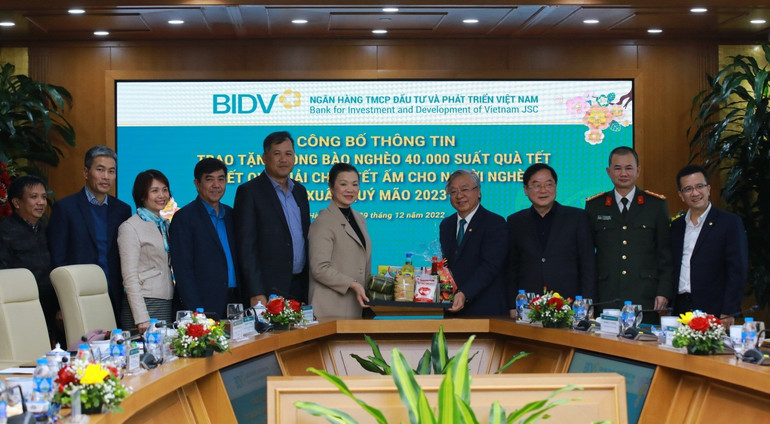 BIDV tặng quà Tết cho đồng bào nghèo từ kết quả giải chạy bộ trực tuyến “BIDV Run - Cho cuộc sống xanh”.