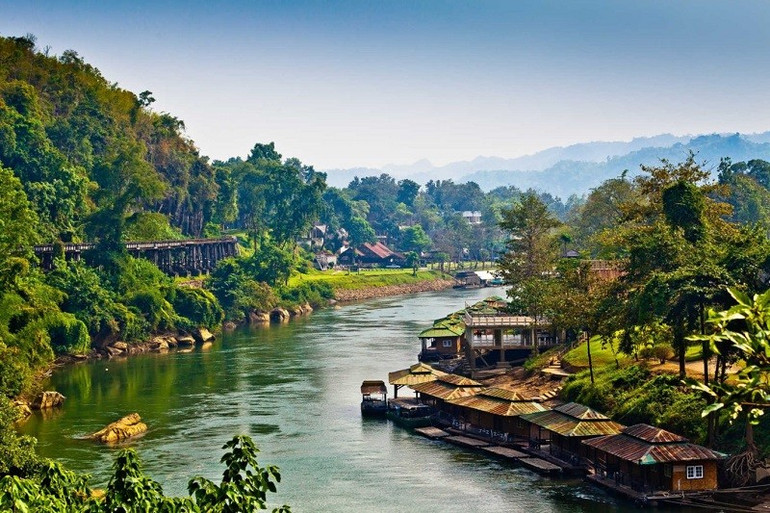 Kanchanaburi, một tỉnh miền núi nằm bên dòng sông Kwai thơ mộng, thu hút nhiều du khách Việt ghé thăm gần đây.