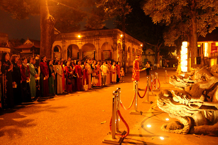 Nghi lễ dâng hương tưởng niệm 52 vị tiên đế tại điện Kính Thiên mang đến nhiều cảm xúc cho khách tham quan. (Ảnh: Hoàng thành Thăng Long) Nghi lễ dâng hương tưởng niệm 52 vị tiên đế tại điện Kính Thiên mang đến nhiều cảm xúc cho khách tham quan. (Ảnh: Hoàng thành Thăng Long)