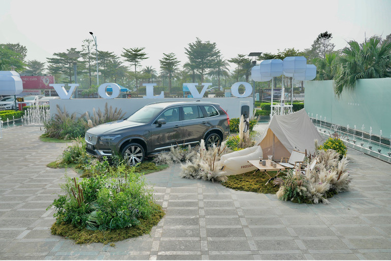 Volvo EC40 kế thừa và đổi mới với phong cách thể thao mang nhiều đường nét thanh thoát, năng động, hướng về sự hiện đại mà không hề làm mất đi nhận diện đặc trưng của những chiếc xe Volvo. Volvo EC40 kế thừa và đổi mới với phong cách thể thao mang nhiều đường nét thanh thoát, năng động, hướng về sự hiện đại mà không hề làm mất đi nhận diện đặc trưng của những chiếc xe Volvo.