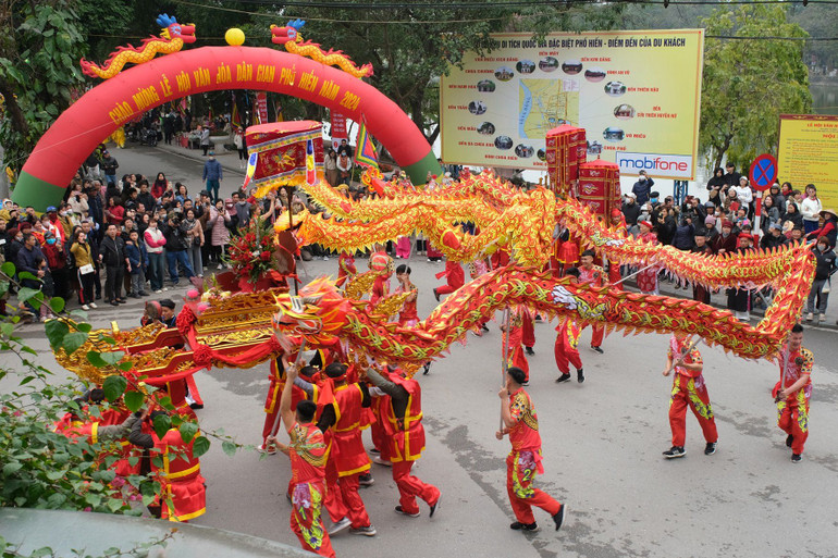 Màn múa lân tại Lễ hội dân gian Phố Hiến, thành phố Hưng Yên, tỉnh Hưng Yên.