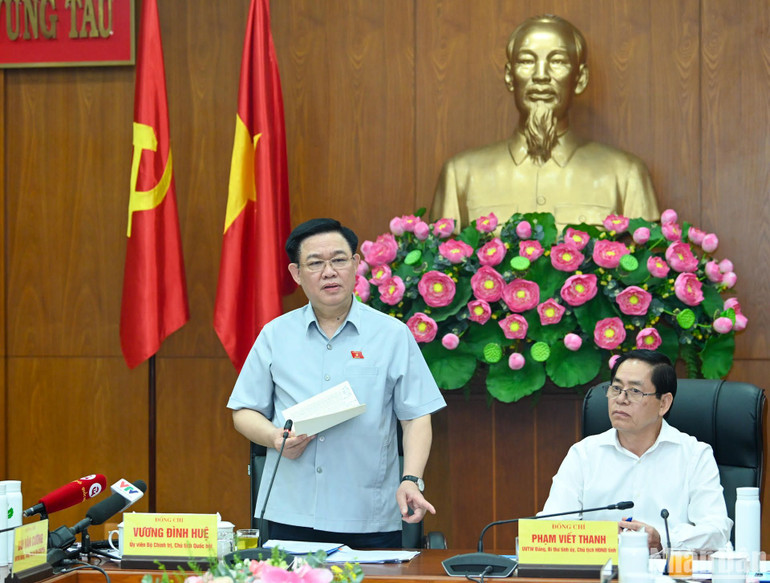 Chủ tịch Quốc hội Vương Đình Huệ phát biểu kết luận buổi làm việc.