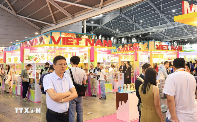 Gian hàng các sản phẩm của Việt Nam nổi bật và thu hút đông đảo khách hàng. (Ảnh: TTXVN) Gian hàng các sản phẩm của Việt Nam nổi bật và thu hút đông đảo khách hàng. (Ảnh: TTXVN)