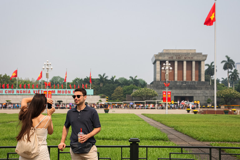Nhiều du khách quốc tế đến thăm Lăng Chủ tịch Hồ Chí Minh trong dịp lễ vừa qua.