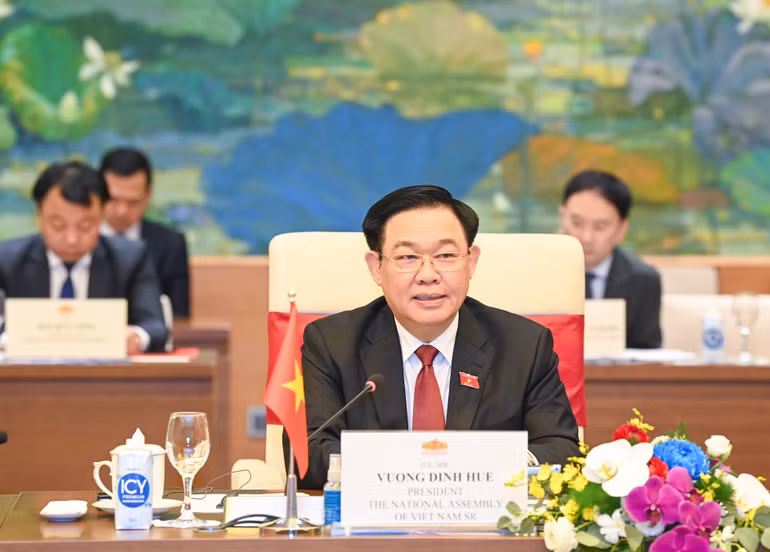 Chủ tịch Quốc hội Vương Đình Huệ phát biểu tại buổi hội đàm. Ảnh: DUY LINH