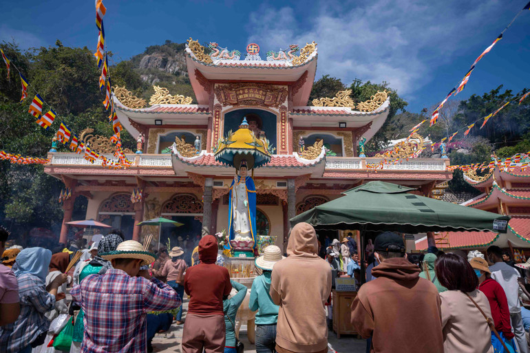 Người dân cầu nguyện tại chùa Bà. Người dân cầu nguyện tại chùa Bà.