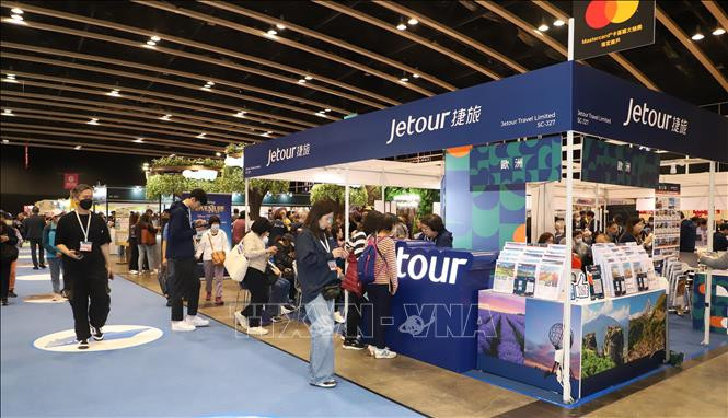 Khách tham quan hội chợ.