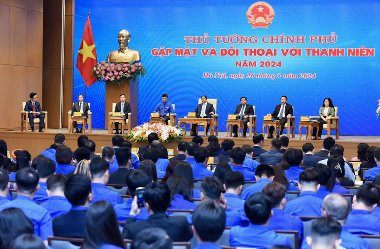 Quang cảnh buổi gặp mặt, đối thoại với thanh niên.