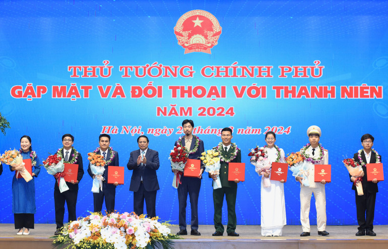 Thủ tướng Phạm Minh Chính trao tặng hoa, quà cho các gương mặt thanh niên tiêu biểu.