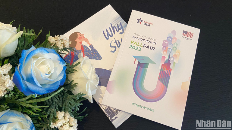 Hai cuốn cẩm nang cung cấp cho học sinh các thông tin cần thiết về du học tại Hoa Kỳ.