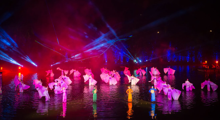 Phân cảnh nhạc họa sử dụng hiệu ứng 3D Mapping với trung tâm là 4 cô gái thể hiện các loại nhạc cụ truyền thống gồm: sáo, đàn tỳ bà, đàn nhị và đàn nguyệt. (Ảnh: Tinh hoa Bắc Bộ) Phân cảnh nhạc họa sử dụng hiệu ứng 3D Mapping với trung tâm là 4 cô gái thể hiện các loại nhạc cụ truyền thống gồm: sáo, đàn tỳ bà, đàn nhị và đàn nguyệt. (Ảnh: Tinh hoa Bắc Bộ)