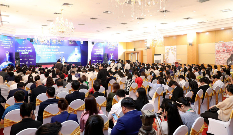 Toàn cảnh Lễ vinh danh trao Giải thưởng VITA AWARDS 2024.