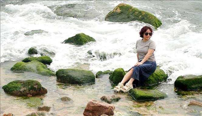 Du khách chụp ảnh tại bãi đá rêu Nhơn Hải. Du khách chụp ảnh tại bãi đá rêu Nhơn Hải.
