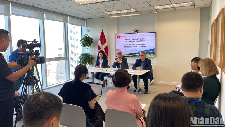Toàn cảnh buổi làm việc với báo chí tại Đại sứ quán Đan Mạch.