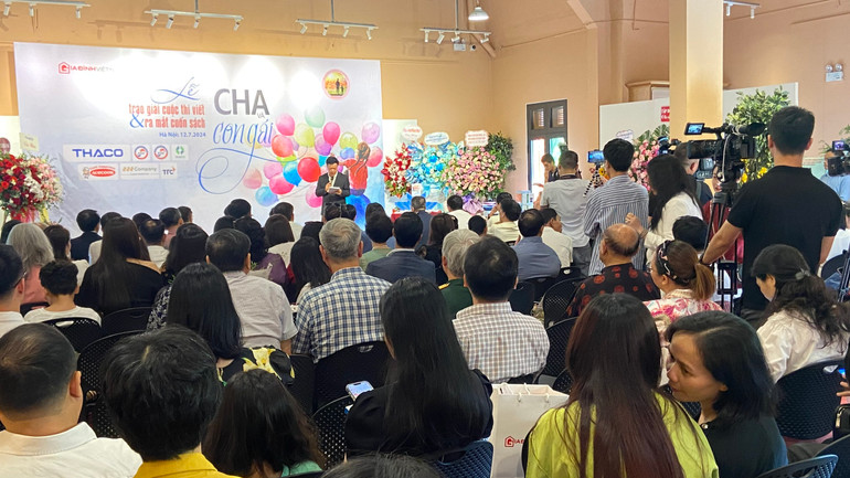 Lễ trao giải cuộc thi viết với chủ đề "Cha và con gái" năm 2024 và ra mắt sách thu hút đông đảo công chúng tham gia.