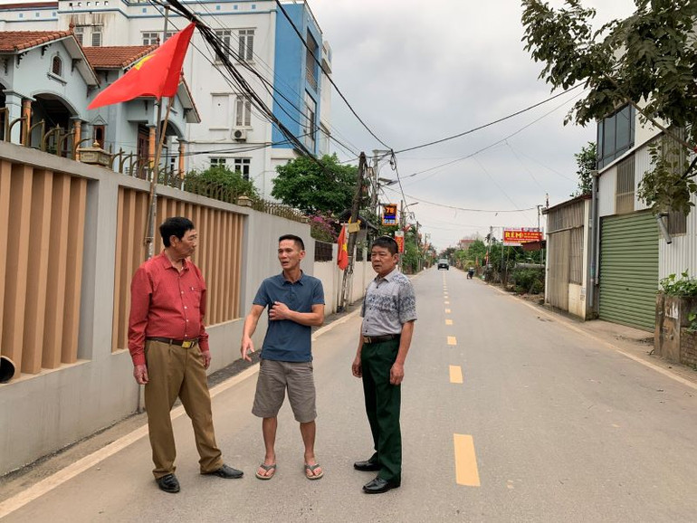 Giao thông thuận lợi với thôn, xóm sạch, đẹp, khang trang.