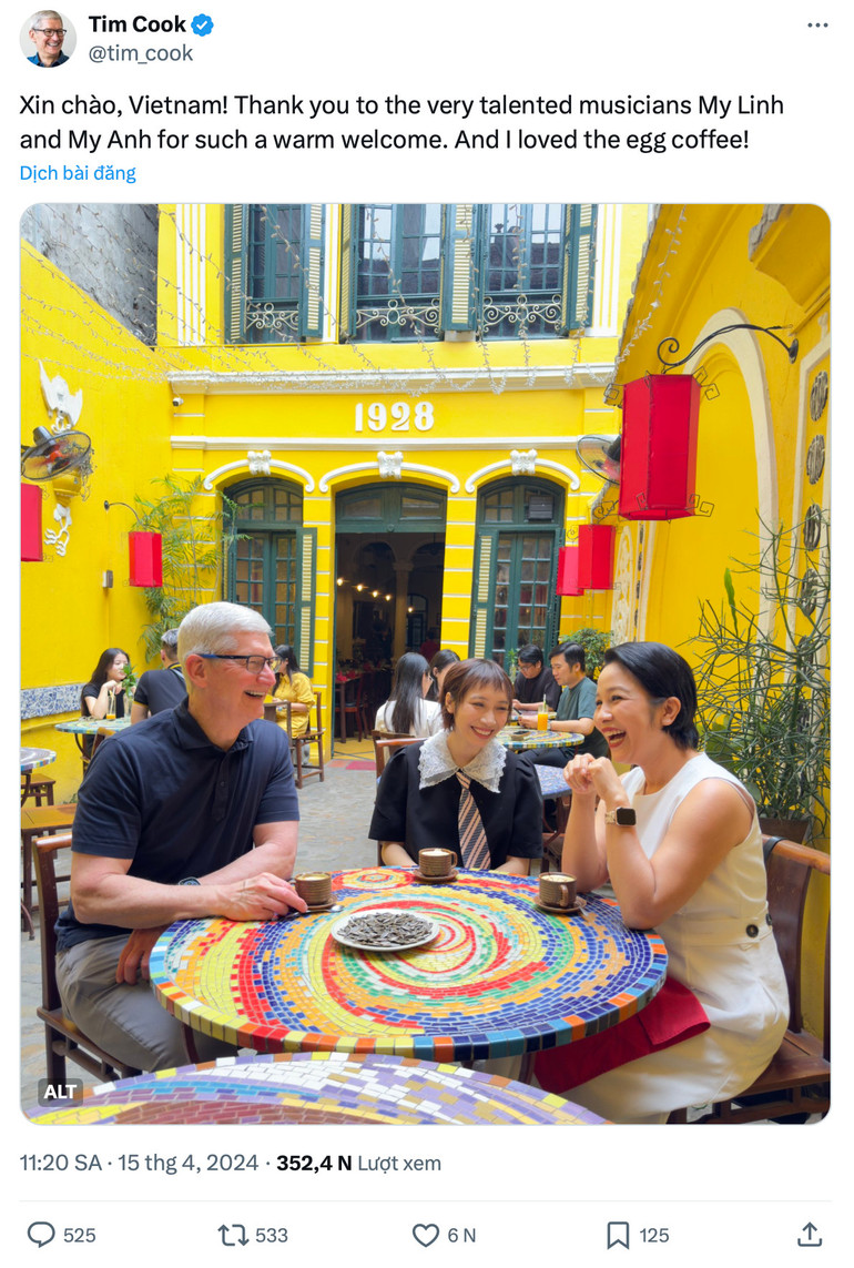 Tổng Giám đốc Apple chia sẻ hình ảnh cùng ca sĩ Mỹ Linh, Mỹ Anh thưởng thức cà-phê trứng.