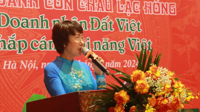 Viện trưởng Nghiên cứu Văn hóa Thăng Long Từ Thị Loan chia sẻ tại chương trình.