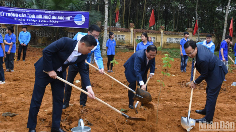 Các đại biểu phát động Tết trồng cây “Đời đời nhớ ơn Bác Hồ” năm 2024.