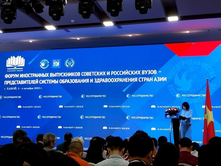 Thứ trưởng Y tế Nguyễn Thị Liên Hương phân tích tầm quan trọng của việc đào tạo nguồn nhân lực cho ngành y tế Việt Nam.