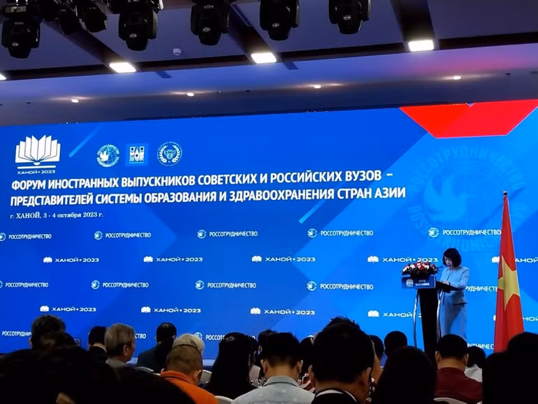 Thứ trưởng Y tế Nguyễn Thị Liên Hương phân tích tầm quan trọng của việc đào tạo nguồn nhân lực cho ngành y tế Việt Nam. Thứ trưởng Y tế Nguyễn Thị Liên Hương phân tích tầm quan trọng của việc đào tạo nguồn nhân lực cho ngành y tế Việt Nam.