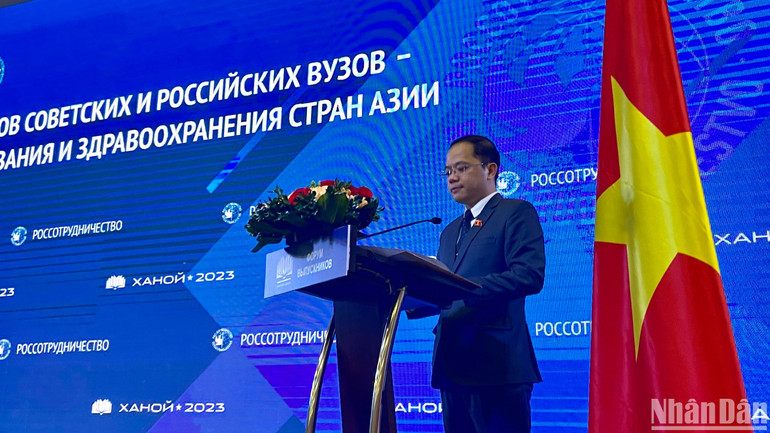 Phó Chủ nhiệm Ủy ban Văn hóa, Giáo dục của Quốc hội Đinh Công Sỹ phát biểu tại diễn đàn. Phó Chủ nhiệm Ủy ban Văn hóa, Giáo dục của Quốc hội Đinh Công Sỹ phát biểu tại diễn đàn.