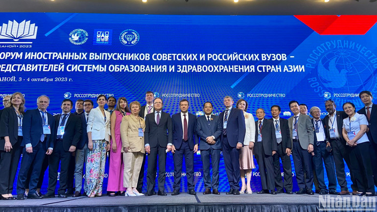 Các đại biểu tham dự diễn đàn chụp hình lưu niệm. Các đại biểu tham dự diễn đàn chụp hình lưu niệm.