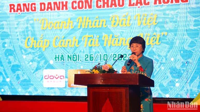 GS, TS Từ Thị Loan, Viện trưởng Viện Nghiên cứu Văn hóa Thăng Long phát biểu tại sự kiện.