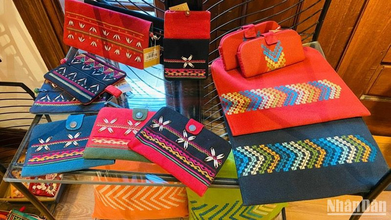 Một số sản phẩm thủ công sử dụng nét thêu đếm sợi và họa tiết hạt cườm.