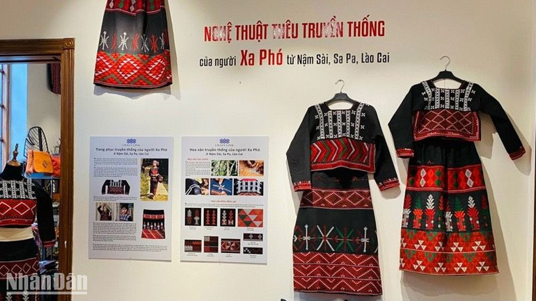 Trang phục nữ giới của người Xá Phó.