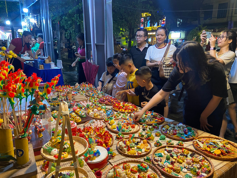 Nhiều bạn nhỏ bày tỏ sự thích thú trước những con giống bột đầy màu sắc. (Ảnh: NGỌC KHÁNH)