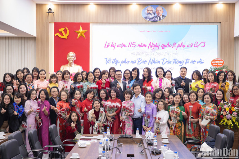 Tập thể các bộ, nhân viên nữ chụp lưu niệm cùng lãnh đạo Báo Nhân Dân và Công đoàn viên chức Việt Nam.
