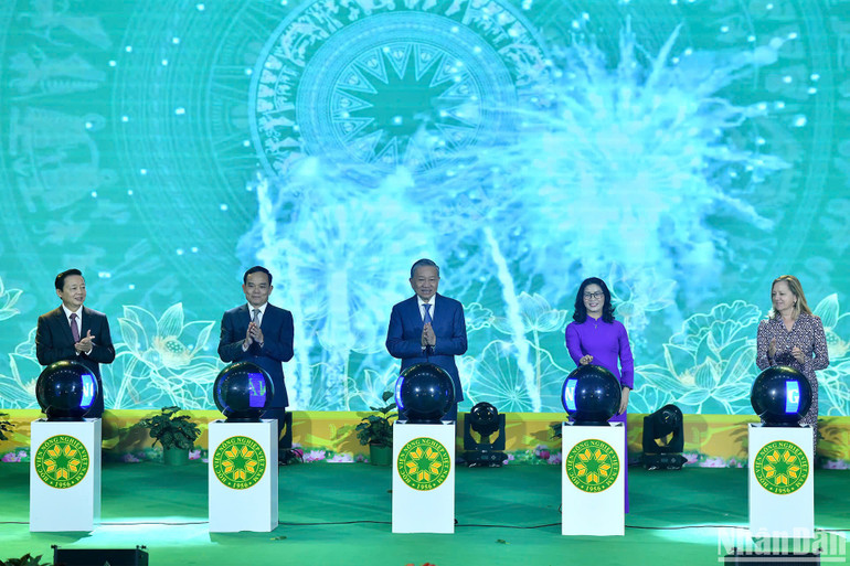 Tổng Bí thư, Chủ tịch nước Tô Lâm và các đại biểu thực hiện nghi thức khánh thành “Dự án tăng cường năng lực đào tạo, khoa học công nghệ” từ nguồn vốn ODA của Ngân hàng Thế giới.