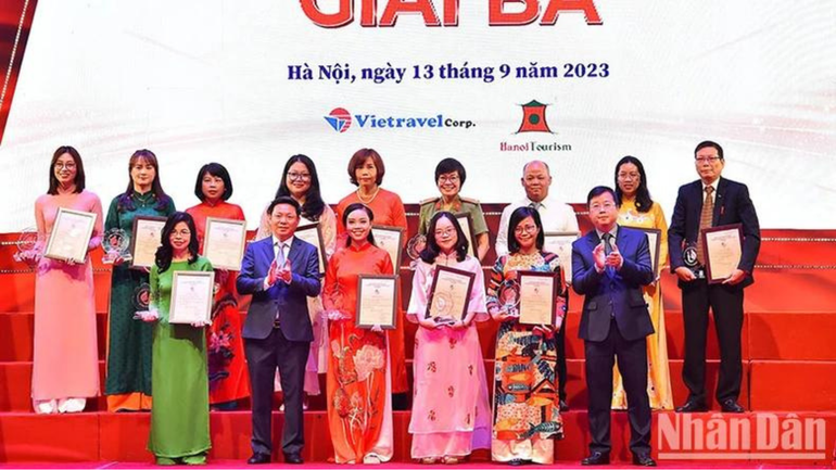 Nhóm tác giả đoạt giải Ba tại Giải Báo chí toàn quốc “Vì sự nghiệp phát triển Văn hóa, Thể thao và Du lịch” lần thứ nhất.