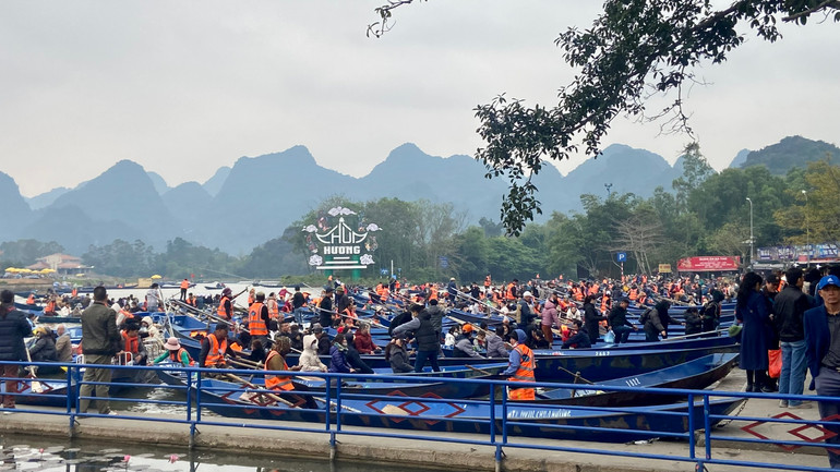 Môi trường du lịch văn minh cần đạt được sự hài hòa giữa tiếng nói, quyền lợi của cộng đồng bản địa và du khách quốc tế. (Ảnh: NGỌC KHÁNH)