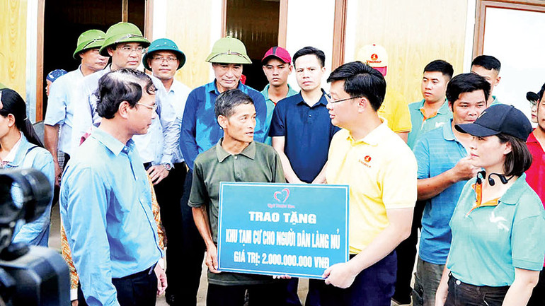 Quỹ thiện tâm thuộc Tập đoàn Vingroup trao tặng bà con Làng Nủ khu nhà ở tạm, trị giá hai tỷ đồng, trong khi chờ xây dựng Làng Nủ mới dự kiến xong trước ngày 31/12/2024.