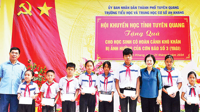 Lãnh đạo Hội Khuyến học tỉnh Tuyên Quang trao học bổng cho học sinh hoàn cảnh khó khăn của Trường tiểu học và THCS An Khang.