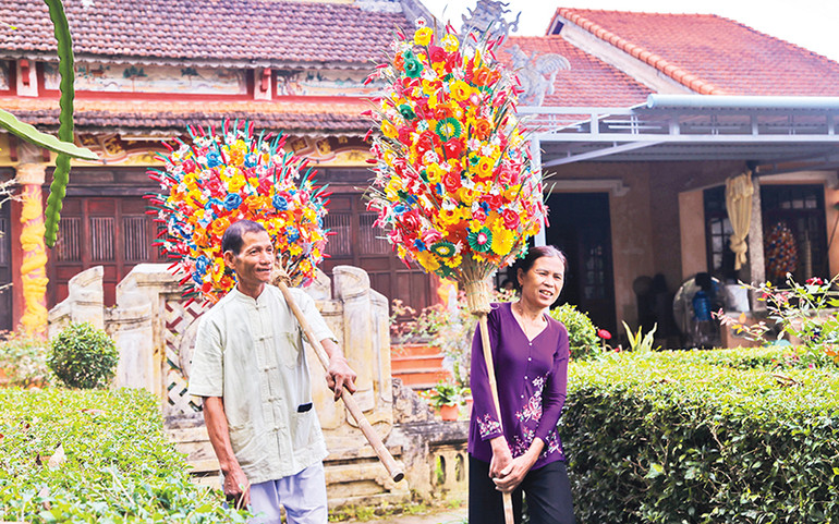 Hình ảnh hoa giấy Thanh Tiên xuất hiện vào những ngày cuối năm cũng báo hiệu rằng ngày Tết đang về. Những cánh hoa giấy nhiều màu sắc góp phần tô điểm thêm sắc Xuân cho đất trời xứ Huế.