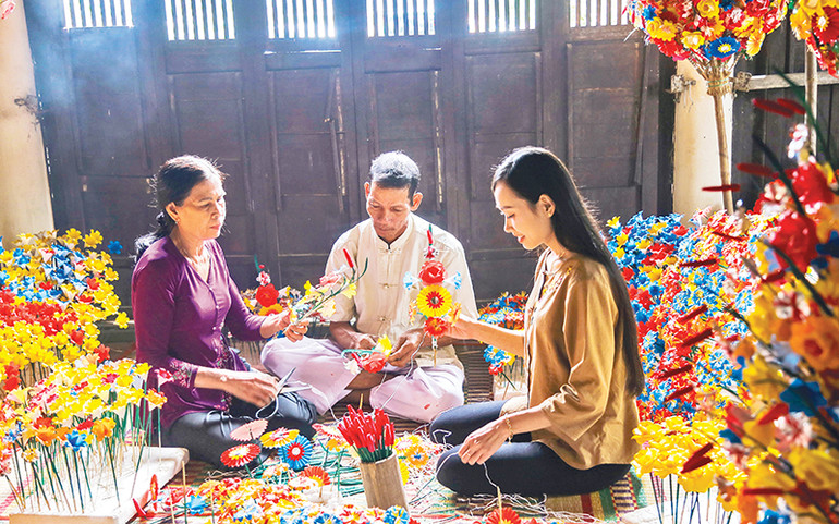 Giữ nghề làm hoa giấy là giữ gìn một nét đẹp văn hóa truyền thống lâu đời của người dân làng Thanh Tiên, đồng thời giúp cho người dân có thêm nguồn thu nhập.