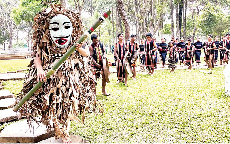 Trong mỗi đội biểu diễn cồng chiêng không thể thiếu các Pram và Pơtual.